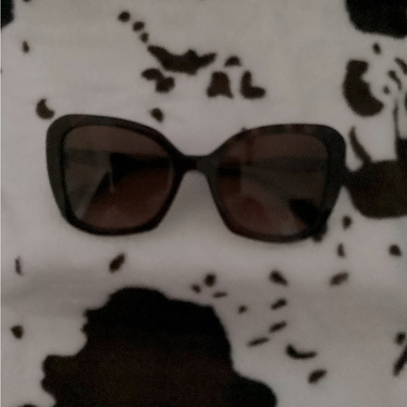 😎💋Prada Sunglasses😎💋 - Picture 9 of 9